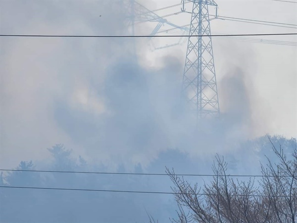 지난 9일 서산 운산면 고풍리에서 산불이 발생하면서, 주변 지역에 연기가 가득하다.
