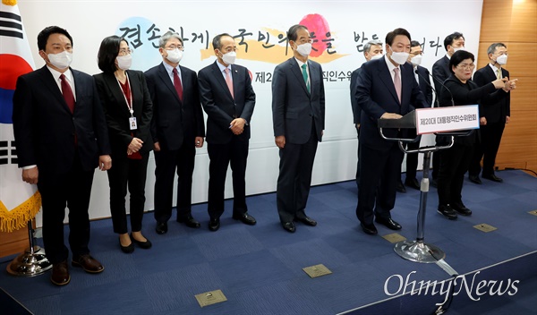 윤석열 대통령 당선인이 10일 오후 서울 종로구 통의동 대통령직인수위원회 기자회견장에서 경제부총리 겸 기획재정부 장관 후보자를 비롯한 8개 부처의 장관 후보자 인선을 발표하고 있다. (사진 왼쪽부터 수어통사역사는 제외) 원희룡 국토교통부 장관, 김현숙 여성가족부 장관, 박보균 문화체육관광부 장관, 추경호 경제부총리 겸 기획재정부 장관 후보자, 한덕수 국무총리 후보자, 이종섭 국방부 장관, 윤 당선인, 이창양 산업통상부 장관, 정호영 보건복지부 장관, 이종호 과학기술정통부 장관 후보자.