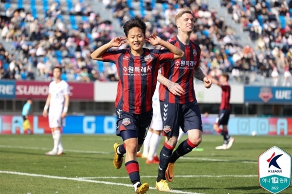 이승우 이승우가 김천과의 K리그1 9라운드에서 시즌 3호골을 넣은 이후 기뻐하고 있다.