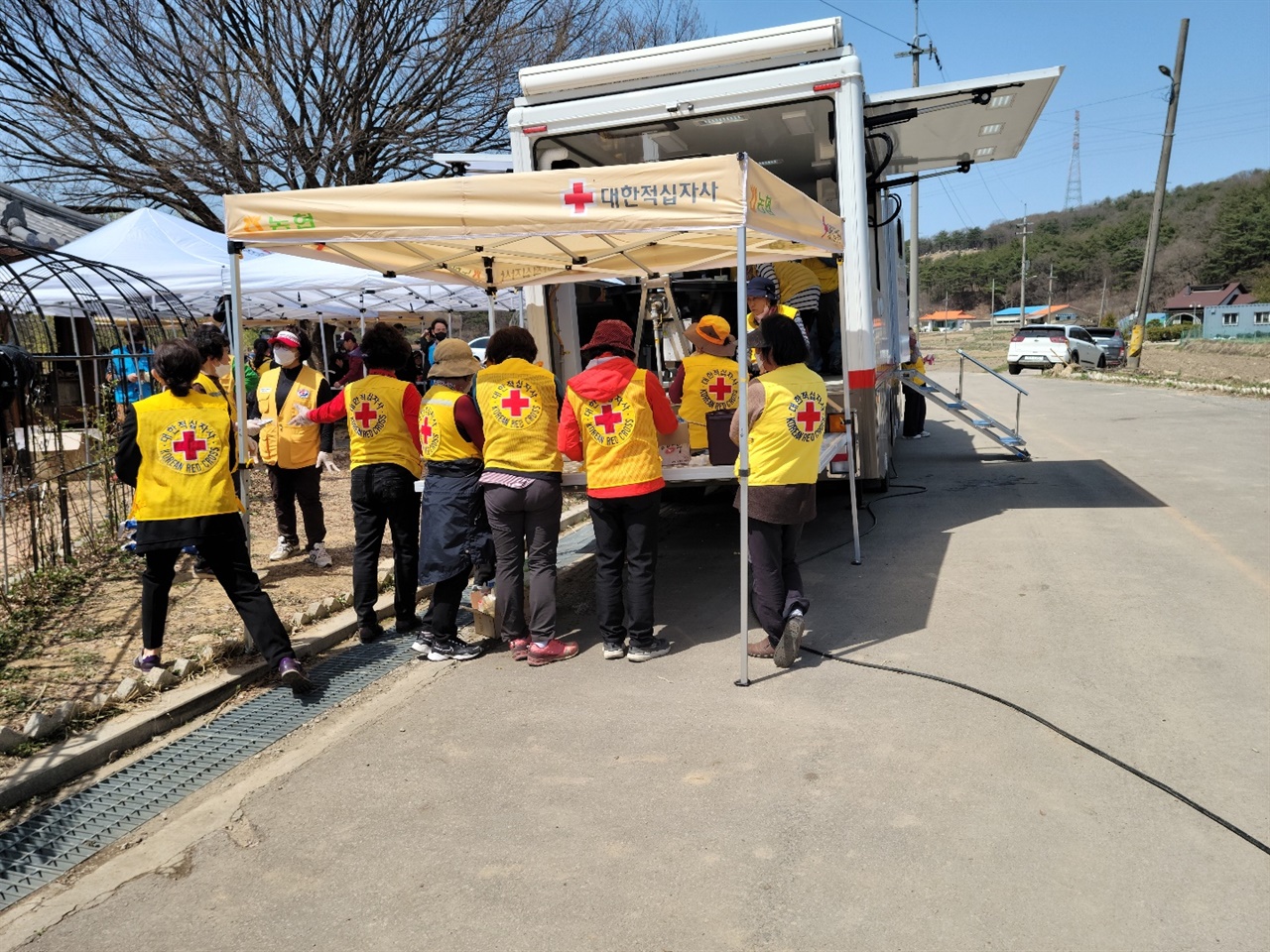 10일 산불 상황실에 설치된 고택동 마을회관에는 전날 도착한 대한적십자사 충남지사 재난구호 차량과 함께 서산시재난재해안심봉사단이 현장을 찾아 손을 보탰다.