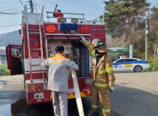 산불 현장에는 의용소방대원들의 활동도 빛을 발했다. 10일 오전에도 이들은 전날 산불이 발생한 초기부터 이날까지 최선을 다해 산불진압에 나섰다.