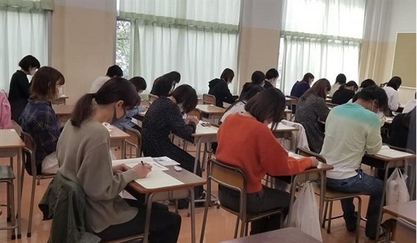          교토 오타니 중고등학교에서 한국어능력시험(토픽)을 치르고 있습니다. 지난해 토픽 ？교토 시험장 사진입니다.