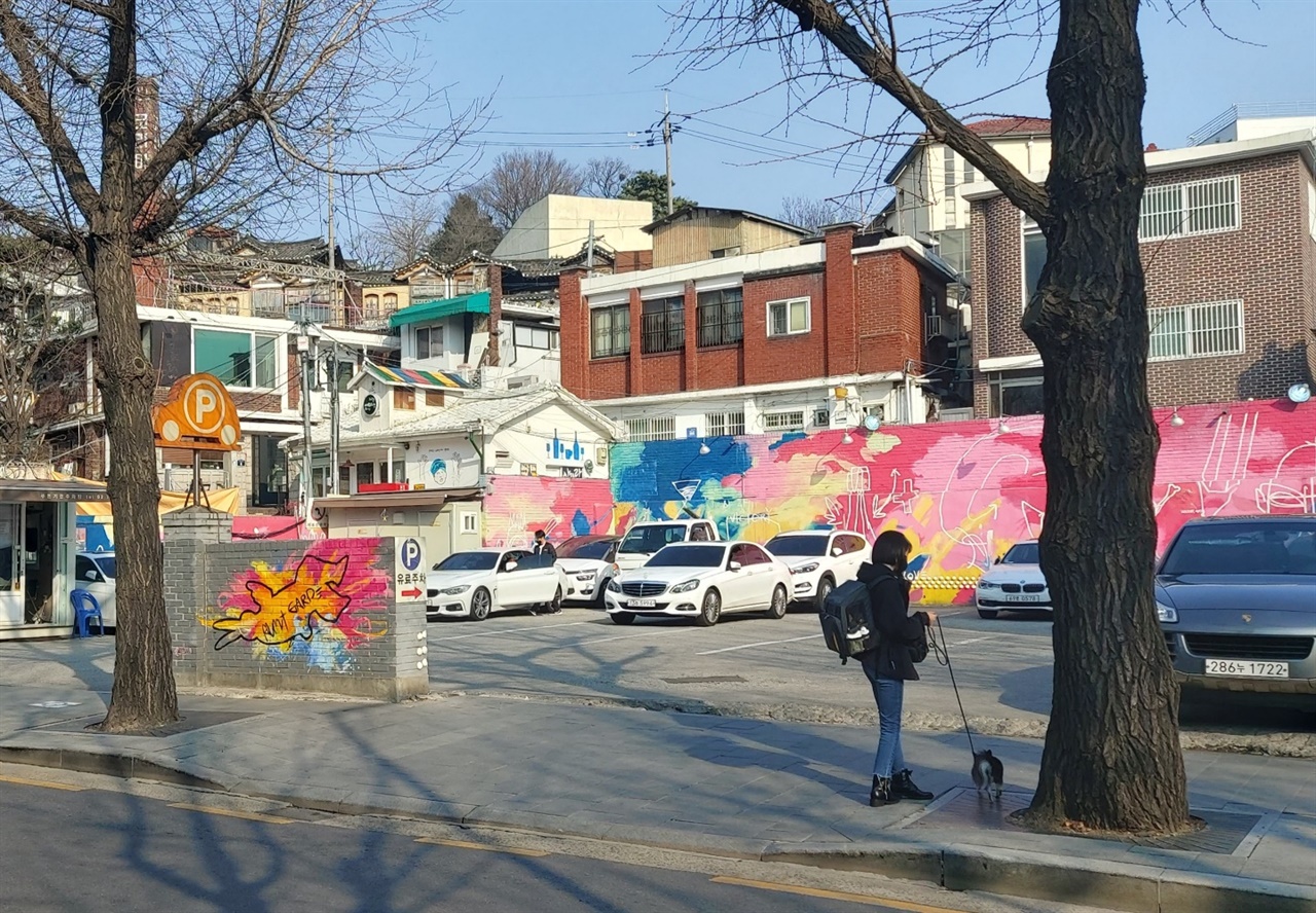  예사롭지 않은 벽화가 그려진 주차장 이름은 역시 예사롭지 않은 푸른 기린 주차장이다