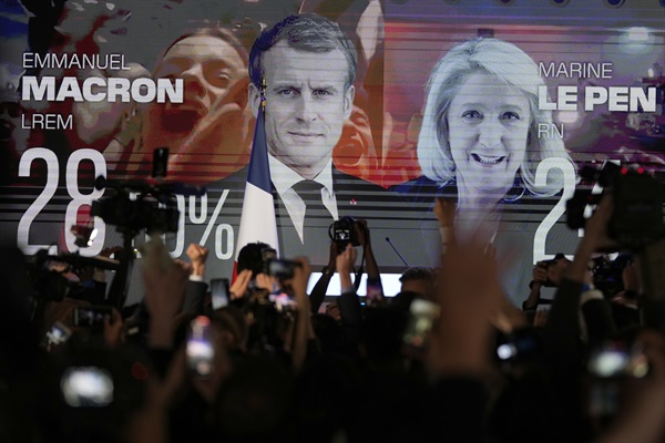 4월 10일 프랑스 대선 1차 투표 집계 결과가 스크린에 표시되고 있다. 