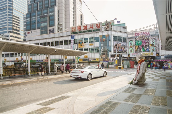   전태일 다리라고 불리는 버들다리 위 전태일 열사의 동상