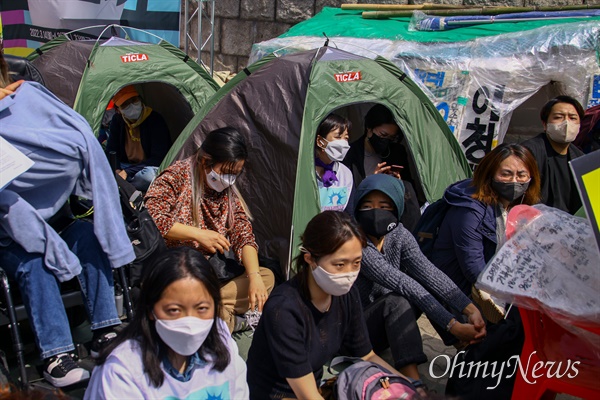  차별금지법제정연대 소속 활동가 등이 11일 오전 서울 여의도 국회 앞에서 차별금지 4월 내 제정 촉구 단식 및 텐트농성을 하고 있다.