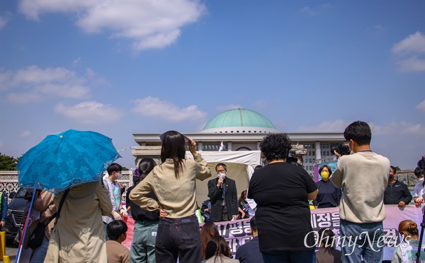  차별금지법제정연대 소속 활동가와 더불어민주당 박주민, 정의당 장혜영 의원 등이 11일 오전 서울 여의도 국회 앞에서 차별금지 4월 내 제정 촉구 단식 및 텐트농성 투쟁 돌입 기자회견을 하고 있다. 