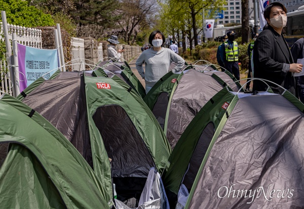  차별금지법제정연대 소속 활동가 등이 11일 오전 서울 여의도 국회 앞에서 차별금지 4월 내 제정 촉구 단식 및 텐트농성을 하고 있다.