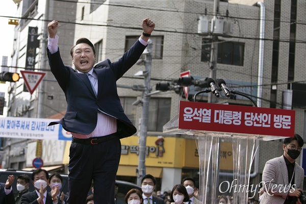 윤석열 대통령 당선인이 11일 오후 경북 상주시 상주 중앙시장을 방문해 당선인을 맞이하러 나온 시민들의 환호에 어퍼컷 세레머니를 하고 있다. 