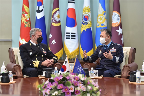  원인철 합참의장(오른쪽)이 11일 합동참모본부에서 방한 중인 롭 바우어 NATO 군사위원장을 접견하고 있다.