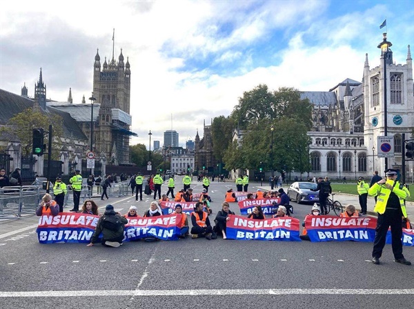 영국 광장에서 열린 '영국을 단열하라' 시위  영국의 직접 행동 단체 Insulate Britain은 주택의 단열과 에너지 성능 개선 정책을 요구하며 고속 도로 점거 시위 등을 벌인다. 비산업 부분에서 녹색주택 사업은 기후위기 대응에 중요한 부분이다.