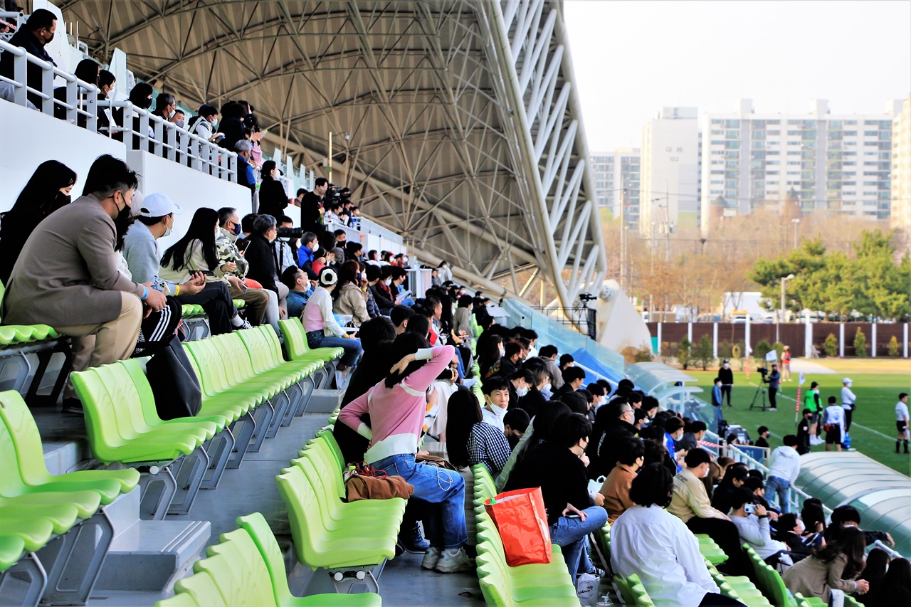  9일 열린 2022 OK 코리아 슈퍼럭비리그 현대글로비스와 한국전력공사의 경기를 바라보는 관중들의 모습.