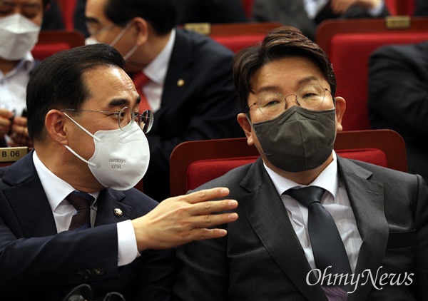 박홍근 더불어민주당 원내대표(왼쪽)와 권성동 국민의힘 원내대표가 11일 오후 국회도서관 대강당에서 열린 볼로디미르 젤렌스키 우크라이나 대통령 화상연설에 앞서 이야기를 나누고 있다.