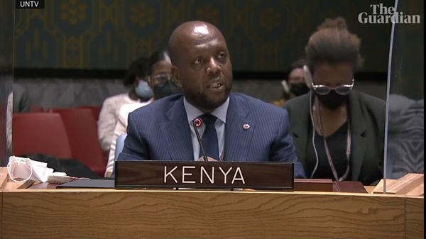  21일 유엔안전보장이사 회긴급회의에서 마틴 키마니 주유엔 케냐 대사가 연설하고 있다. 