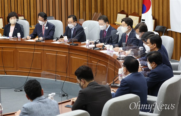  국민의힘 권성동 원내대표가 12일 국회에서 열린 원내대책회의에서 발언하고 있다.