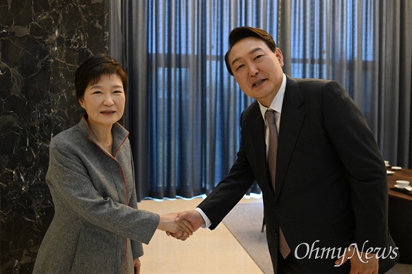 2022년 4월 12일, 윤석열 당시 대통령 당선인이 대구 달성군에 있는 전직 대통령 박근혜씨 자택을 방문해 인사를 나누고 있다.
