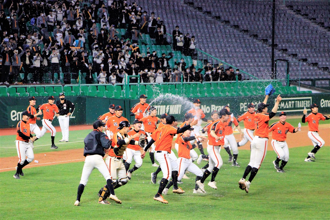  2022 신세계·이마트배에서 우승한 북일고등학교 선수들이 기쁨을 낙누고 있다.