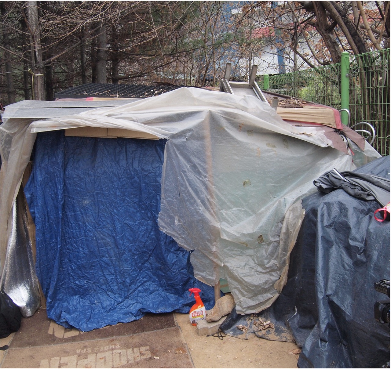 텐트촌은 쪽방, 고시원, 비닐하우스 등과 같이 열악한 주거 환경이다.