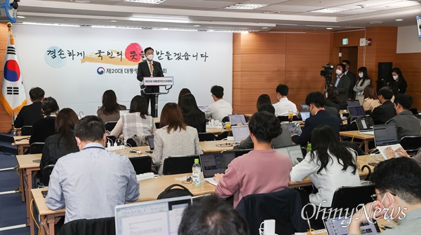 유상범 대통령직인수위원회 정무사법행정분과 인수위원이 13일 서울 종로구 통의동 인수위 브리핑룸에서 검수완박(검찰 수사권 완전 박탈)과 관련해 브리핑을 하고 있다.