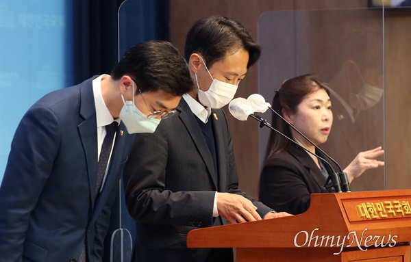 '2인선거구 폐지법' 무산...이탄희 "진심으로 송구" 더불어민주당 이탄희, 장경태 의원이 13일 오전 국회 소통관에서 기자회견을 열고, 더불어민주당이 대선 때 약속했던 '기초의원 2인선거구 폐지법'의 처리가 사실상 무산된 것에 대해 사과한 뒤 정개특위 위원직 사퇴 의사를 밝히고 있다. 