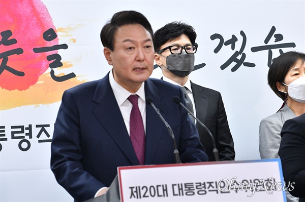 윤석열 대통령 당선인이 13일 2차 국무위원 후보 및 대통령 비서실장 인선 발표를 하고 있다. 오른쪽은 법무부 장관에 내정된 한동훈 사법연수원 부원장.