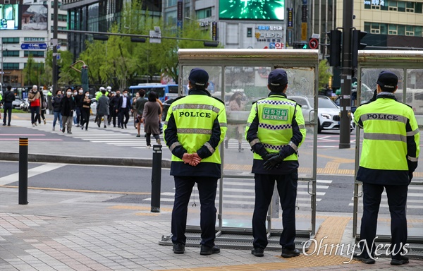  ‘차별없는 노동권, 질 좋은 일자리 쟁취 민주노총 결의대회’가 13일 오후 서울 도심에서 예정된 가운데, 세종로네거리 주변에 경찰들이 배치되어 있다.