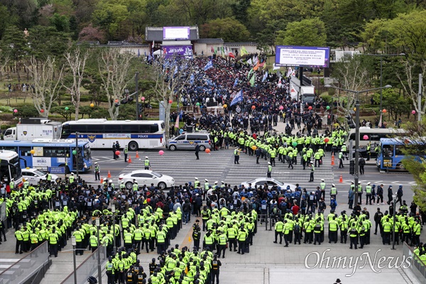 ‘차별없는 노동권, 질 좋은 일자리 쟁취 민주노총 결의대회’가 13일 오후 서울 종묘공원에서 열렸다.