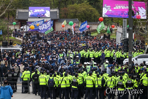 서울 종묘공원에서 열린 민주노총 결의대회에 참석한 노동자들이 해산하고 있다.