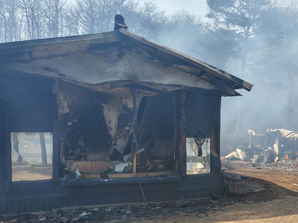 지난 9일 오전 10시 50분경 충남 서산 운산면 고풍리에서 산불이 발생했다. 이번 산불로 임야 40ha와 시설물 7동이 불에 타 피해를 보았다. 특히 주택이 2곳이 전소되면서 2가구 5명의 이재민이 발생했다. 