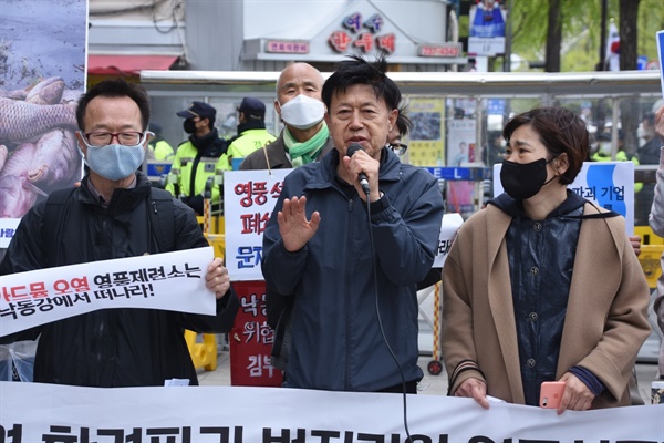 안동에서 활동하고 있는 낙동강사랑환경보존회 이태규 회장이 영풍제련소로 인한 하류 안동댐의 죽음의 현장을 고발하고 있다. 