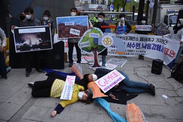  참여자들이 "영풍은 모든 책임을 지고 낙동강을 떠나라!"라는 제목의 퍼포먼스를 벌이고 있다. 카드뮴 중독으로 이따이이따이병으로 죽어가는 낙동강 주민들을 형상화하고 있다.