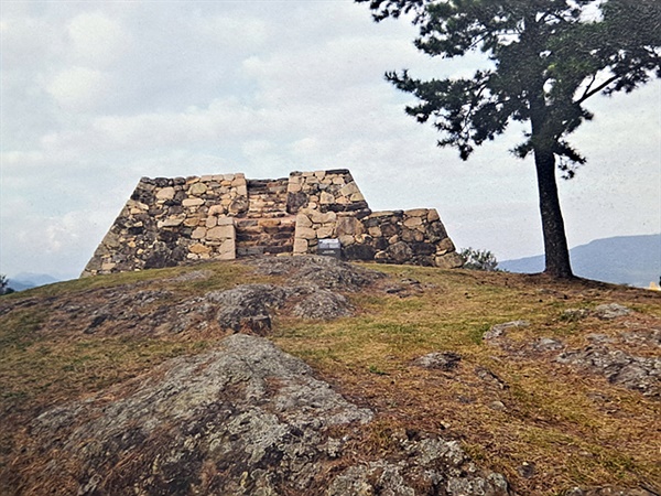 복원된 순천왜교성 모습으로 가운데 우뚝솟아 있는 부분에 일본군 수장이 거처하는 천수각이 있었다.