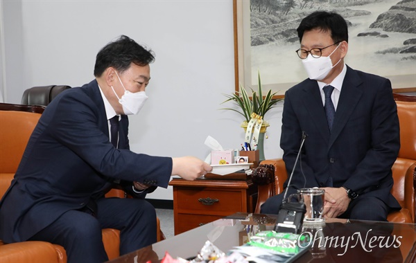 법사위원장 만나 '검수완박' 반대 입장 전달한 김오수 총장 김오수 검찰총장이 14일 오전 국회 법제사법위원회 위원장실에서 박광온 법사위원장을 만나 검수완박(검찰 수사권 완전 박탈) 반대입장을 전달하고 있다. 김 총장은 민주당이 이달 내 처리를 추진하고 있는 '검수완박' 법안에 대해 "헌법을 정면으로 위반하는 것"이라며 입법 절차를 진행할 국회를 먼저 방문했다.