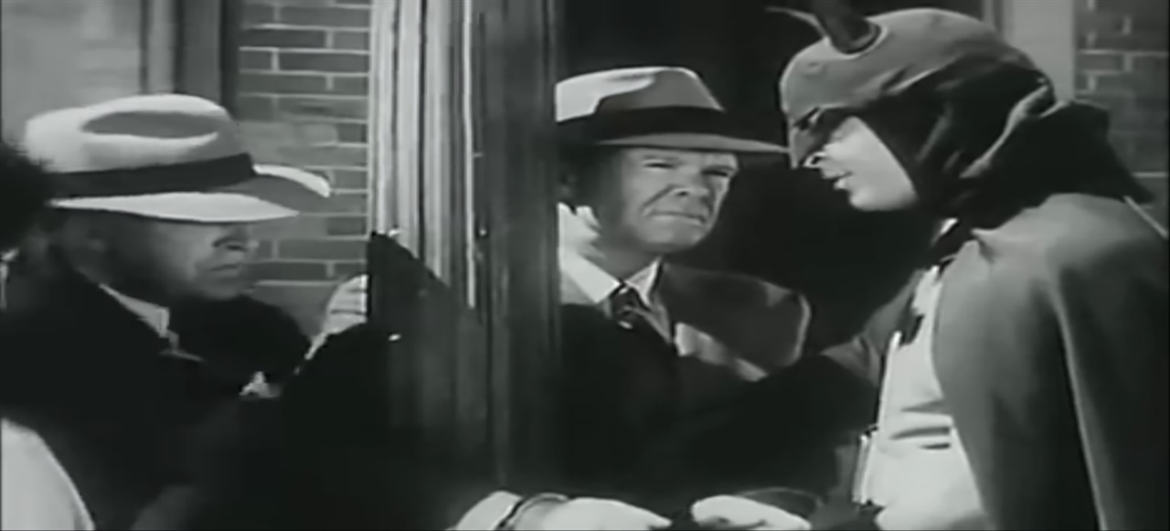 범인을 잡는 배트맨 1943년 영화 배트맨의 한 장면, 범인을 잡아 묶어두는 배트맨