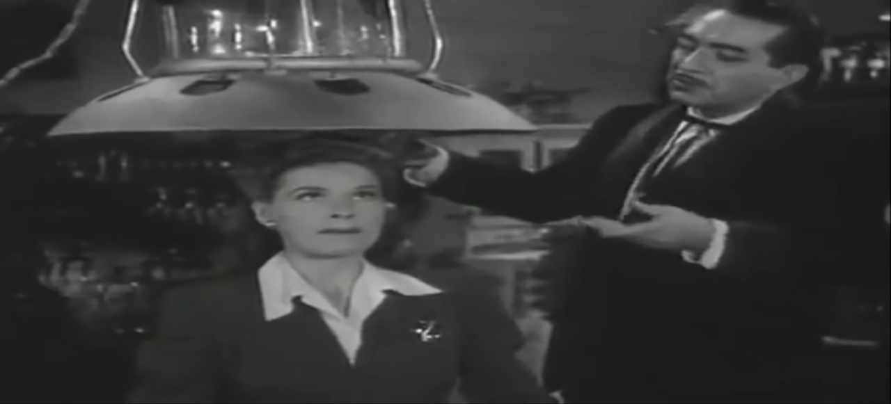 실험을 하는 악당 영화 배트맨 (1943)의 한 장면, 악당 다카 박사가 여주인공에게 실험을 하고 있다. 