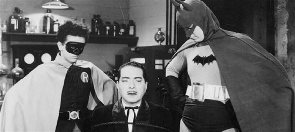 붙잡힌 악당 영화 배트맨 (1943)의 악당 다카 박사가 배트맨과 로빈에게 붙잡혔다. 