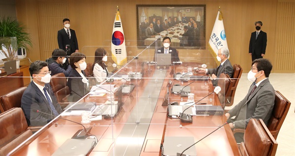 주상영 금융통화위원(의장 직무대행)이 14일 오전 서울 중구 한국은행에서 열린 금융통화위원회 본회의에서 회의를 주재하고 있다.