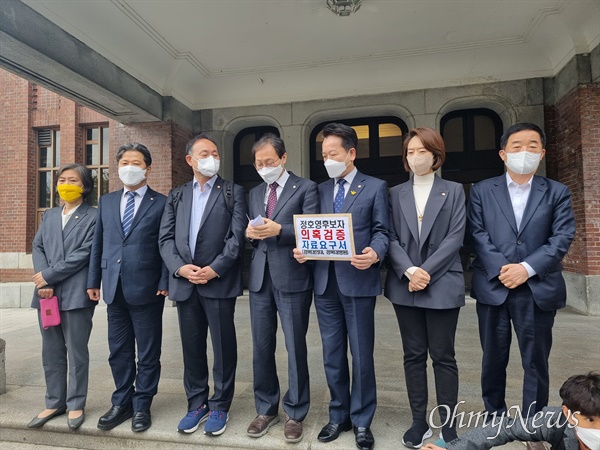 정호영 복지부장관 내정자 아들 의대편입 논란 확산 왼쪽부터 강민정, 서영석, 김원이, 김성주, 고영인, 고민정, 강득구 등 민주당 소속 보건복지위 및 교육위 소속 위원들이 15일 오전 정호영 보건복지부 장관 지명자의 아들 의대 편입 논란과 관련해 의혹검증자료 등을 요구하며 대구광역시 경북대병원을 항의 방문했다.