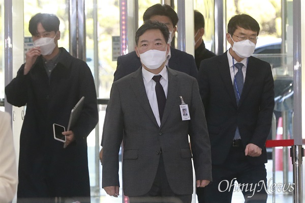 김오수 검찰총장이 박병석 국회의장에게 검찰 수사권 완전 박탈 입법 추진의 부당성을 호소하기 위해 15일 오전 국회에 도착하고 있다. 