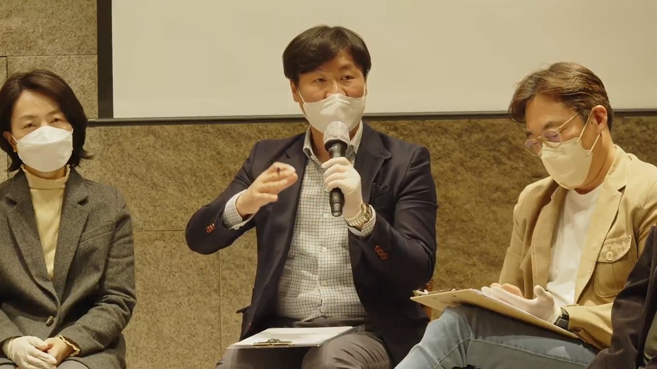  15일 오전 서울 중구 LW 컨벤션센터에서 열린 ‘한국영화산업 위기상황 극복방안 토론회’에서 발언하고 있는 조성진 CGV 전략지원담당