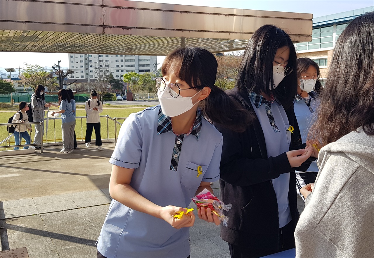  순창여중 학생회 임원 13명은 2주간 직접 만든 노란리본과 과자꾸러미 등을 준비해 등교하는 학생들에게 나눠주며 세월호 추모행사를 진행했다.