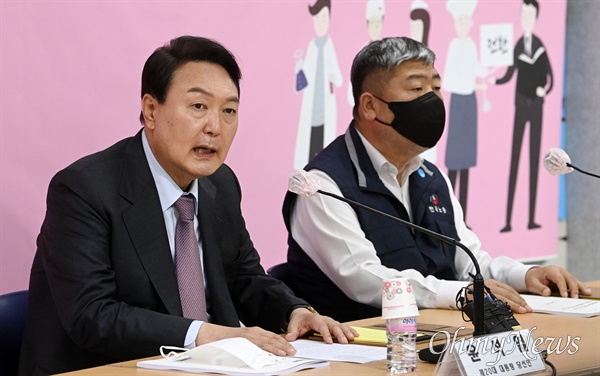 지난 4월 15일 윤석열 대통령 당선인이 서울 여의도 한국노동조합총연맹에서 열린 간담회에서 모두발언을 하고 있다.