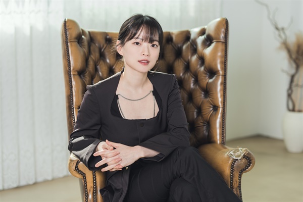  영화 <앵커>에서 메인 뉴스 진행자 정세라를 연기한 배우 천우희.