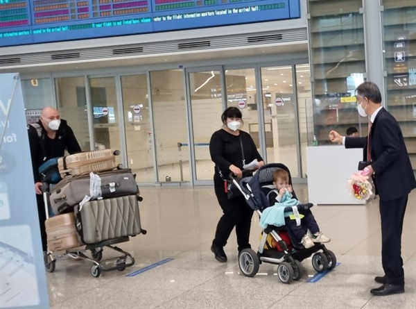 인추협 고진광 이사장이 15일 오후 인천공항에서 우크라이나 고려인 가족이 입국할 때 주먹인사로 환영하고 있다. 