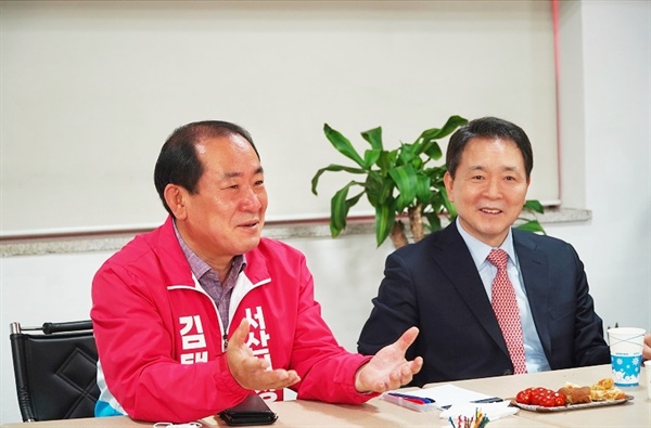 김택준 예비후보(사진 왼쪽)가 성일종 의원에게 해외 기업의 국내 복귀를 위한 인적, 물적 인프라 구성을 제안하고 있다.


