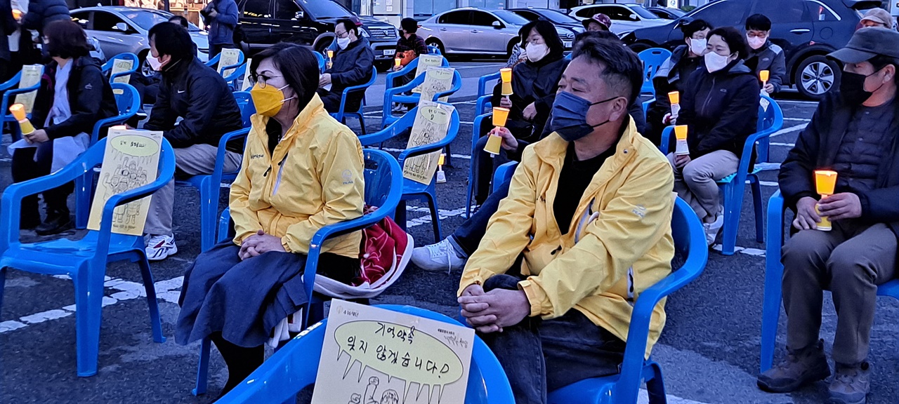 지난 4월 14일 충남 홍성에서 열린 세월호 8주기 추모문화제에 참석한 오홍진씨(오른쪽 노란옷)