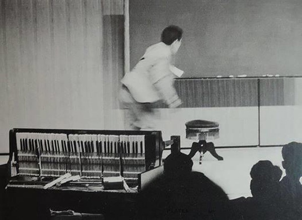 백남준은 1964년 일본 '스게츠홀'에서 7년 간 독일유학 시절 시연한 과격한 퍼포먼스의 일부를 재현했다. 백남준은 스스로 자신을 '문화깡패'라고도 했다. 백남준은 이런 행위를 일종의 수행이자 명상, 더 나아가 몸으로 하는 연주로 본 것 같다.