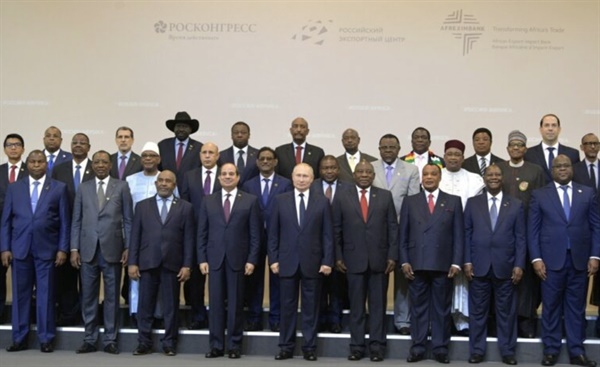 2019년 10월 소치에서 열린 첫 러시아-아프리카 회담 푸틴의 양쪽에는 이집트 대통령과 남아공 대통령이 서있다