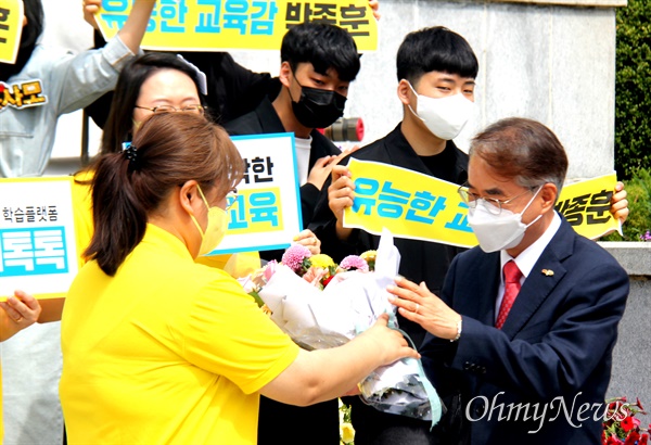 경남도교육감선거에 나서는 박종훈 예비후보가 4월 18일 오전 경남교육청 현관 앞에서 출마 기자회견을 열었다.