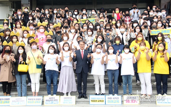경남도교육감선거에 나서는 박종훈 예비후보가 4월 18일 오전 경남교육청 현관 앞에서 출마 기자회견을 열었다.